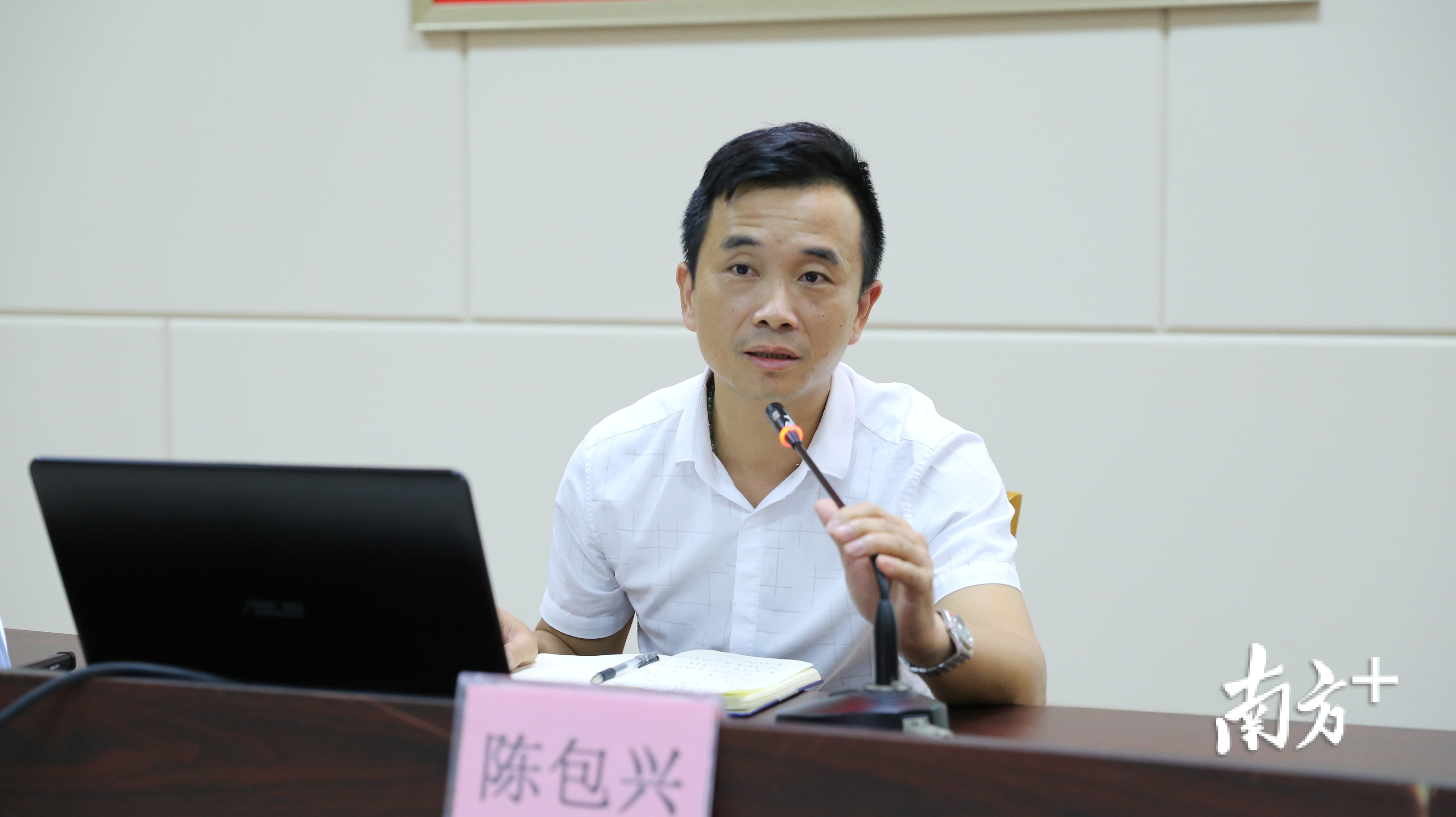 东莞市南城阳光第三小学办公室副主任陈包兴授课。