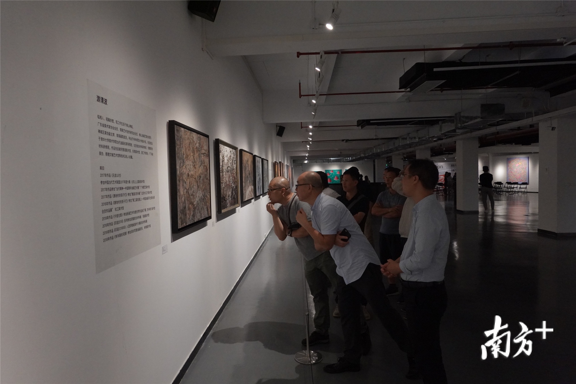 艺术家们驻足欣赏