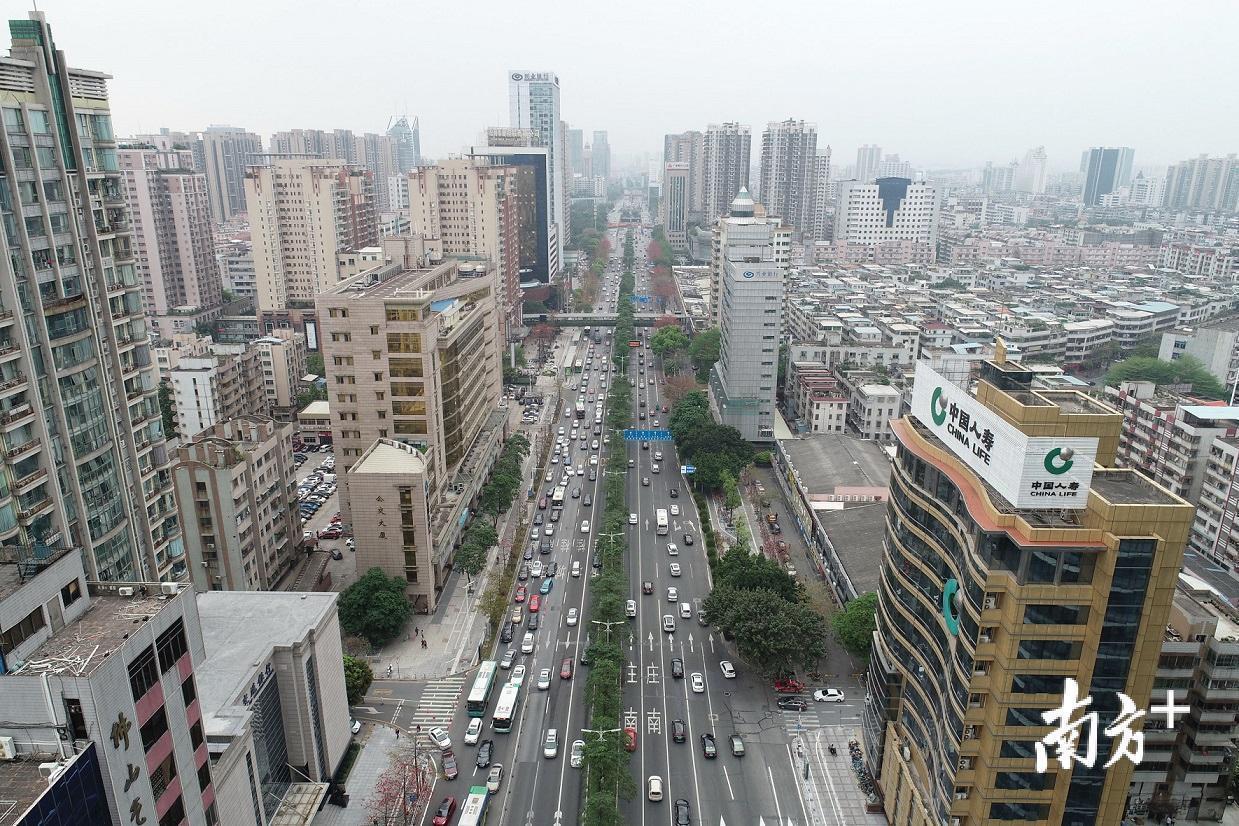 季华路沿线拥有多家金融机构在此驻点。资料图片