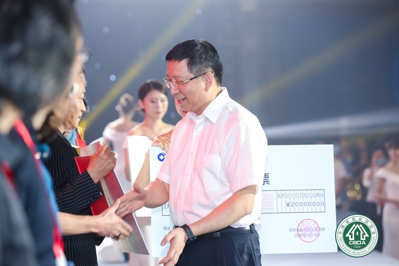 福田区委常委刘伯廷为获奖者颁奖