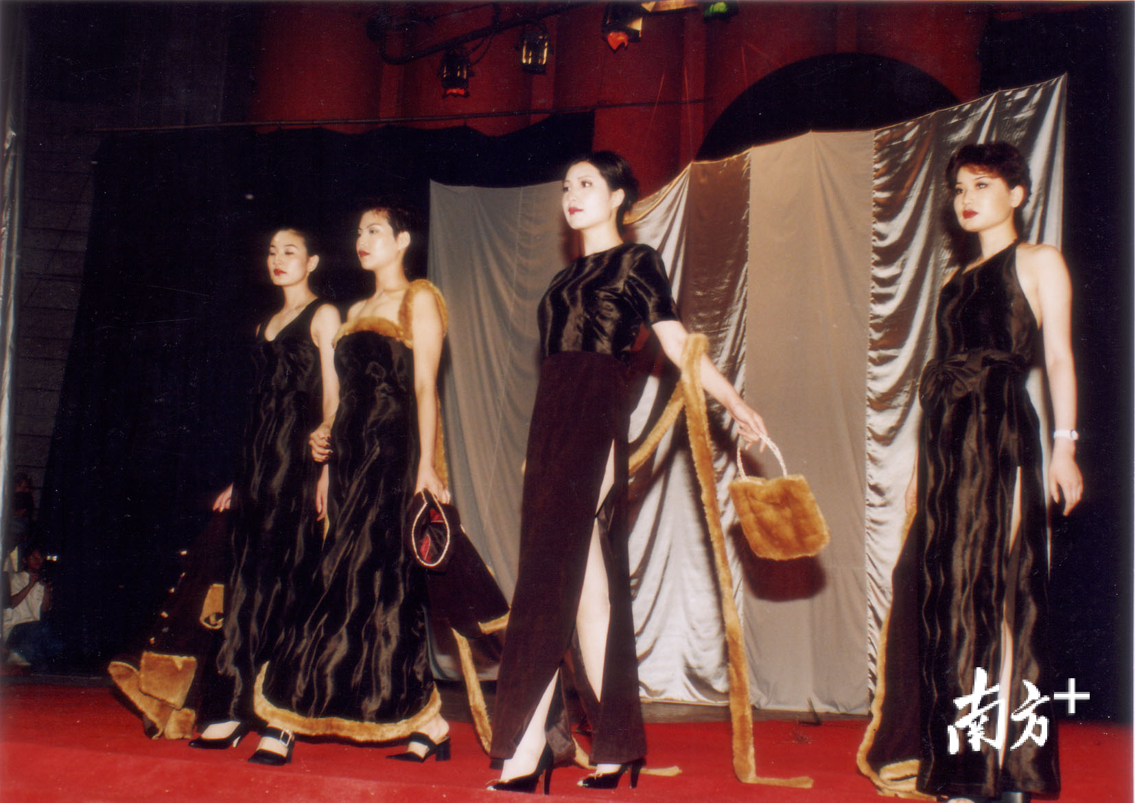 1996年，中国服装工业总公司和服装时报社在深圳国际展览中心联合主办的“德敏”杯时装设计大赛。