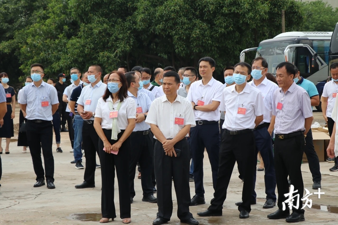 人大代表们视察“风梅岭”项目。狮山镇人大供图