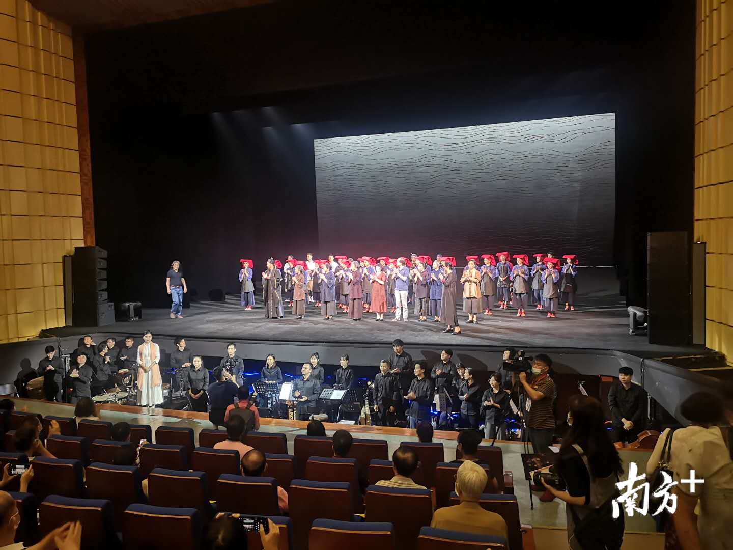 在8月24-31日，粤剧《红头巾》在广东粤剧艺术中心首秀连演六场，首轮演出收获了圆满成功。 李周秦 摄