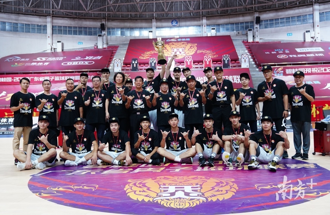 东莞市文化广电旅游体育局局长陆世强带队为东莞男篮助威并颁奖。