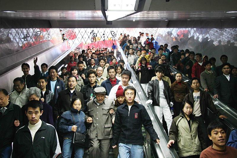  2004年12月28日， 一期工程开通深圳市民前来乘坐地铁