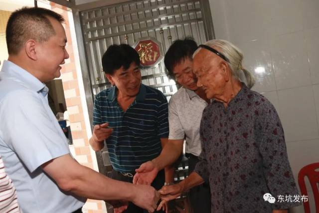 生活|东坑镇领导班子成员深入各村(社区)开展中秋慰问活动