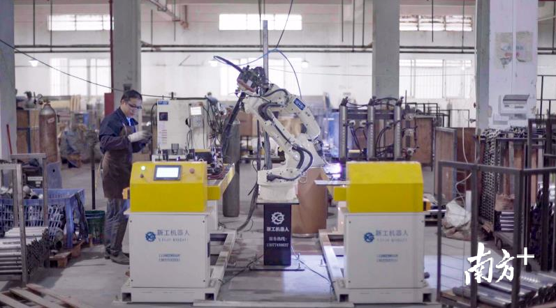 在科智美生产车间，机械臂正在焊接儿童学习桌的支架。受访者供图