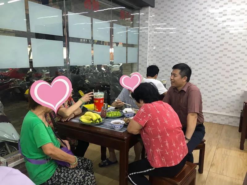 沙溪镇副镇长陈岳荣与长者们亲切交流，询问他们饭菜是否合胃口，并听取了他们对长者饭堂建设的意见和建议。