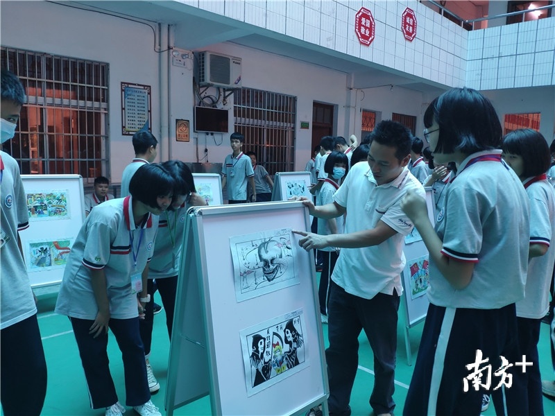 恩平市中小学生反邪教法治漫画巡展在横陂中学展出。黄绍侦 摄
