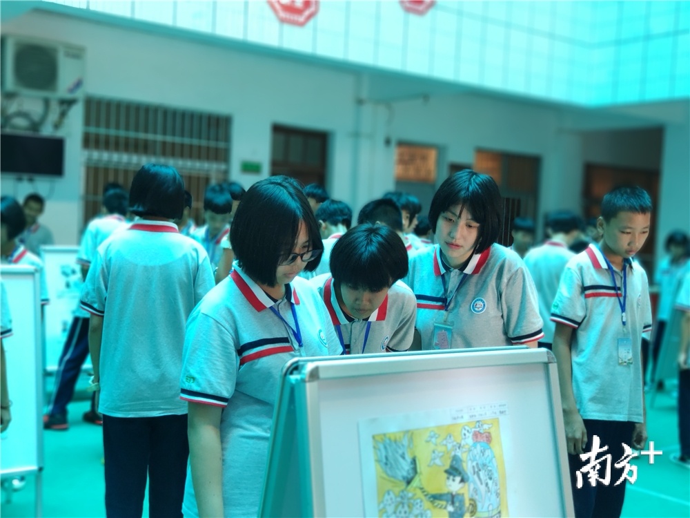 恩平市中小学生反邪教法治漫画巡展来到横陂中学。黄绍侦 摄