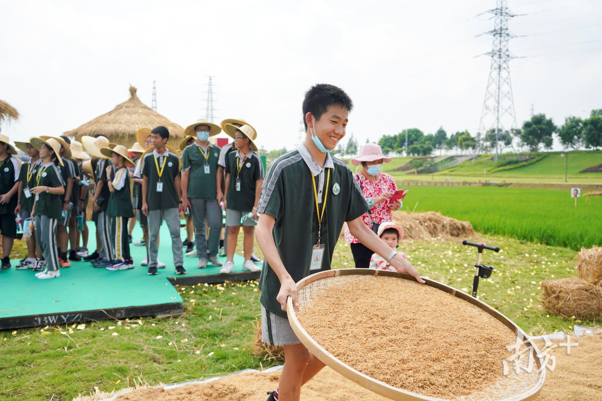 中学生感受农耕文化和丰收的喜悦。