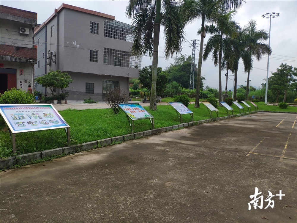 横陂镇法治文化公园随处可见反邪教宣传展板、造型标识。黄绍侦 摄