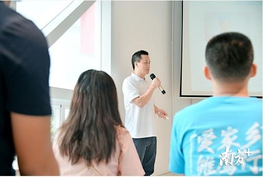 在活动上，“中国好人”中山市人民医院医生廖小卒分享携带ECMO“神器”援鄂的经历。