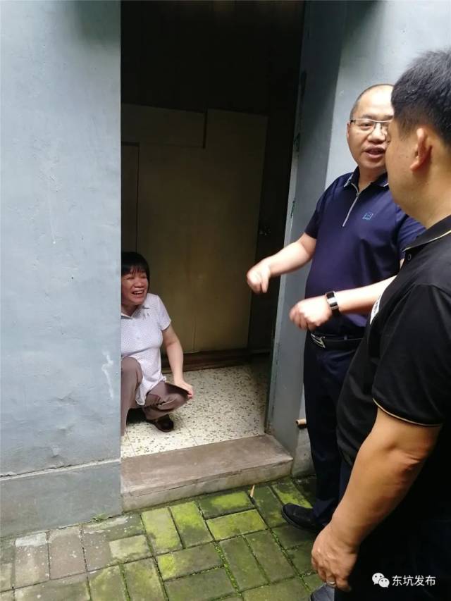生活|东坑镇领导班子成员深入各村(社区)开展中秋慰问活动