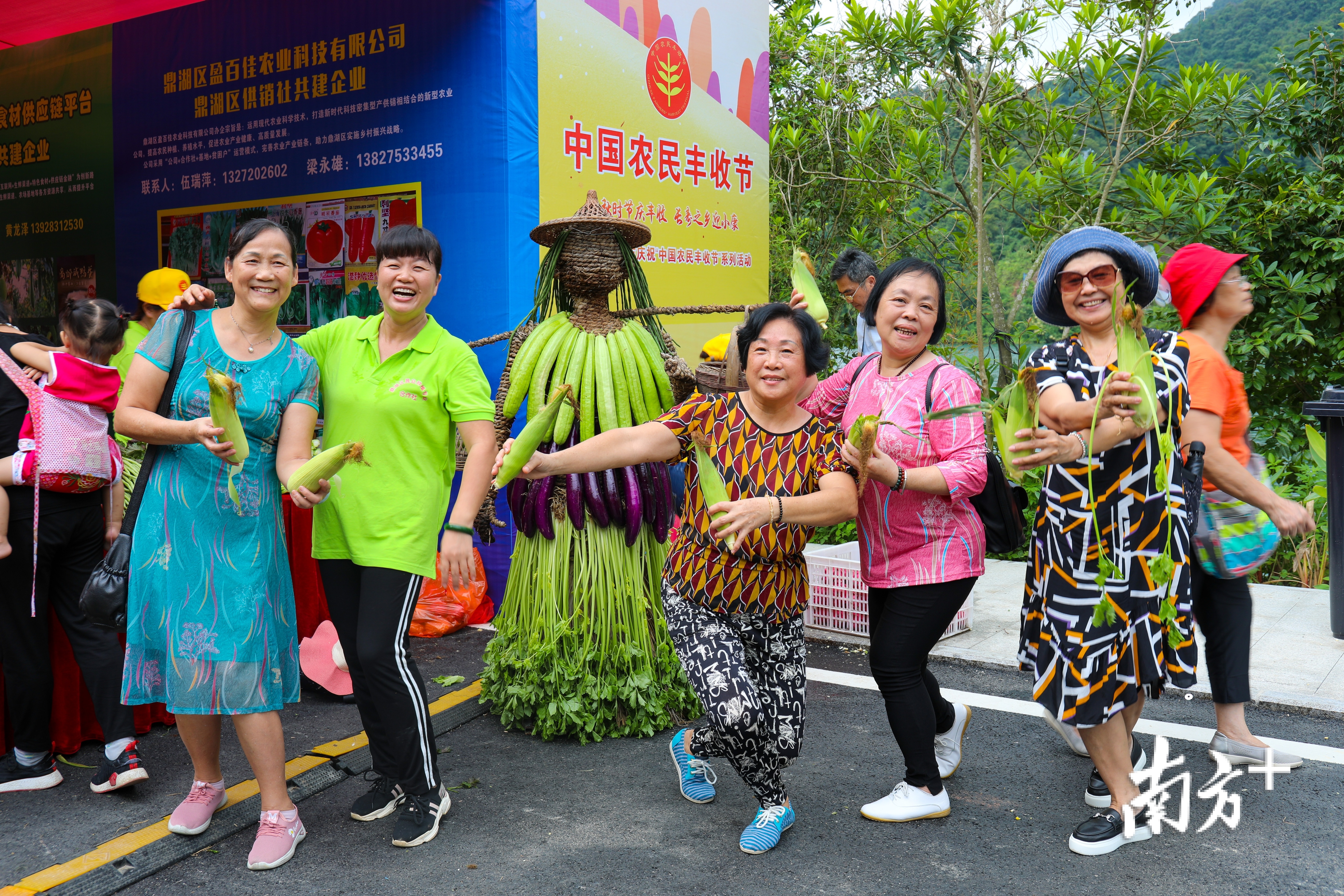 现场活动丰富,农民朋友、市民游客乐在其中。