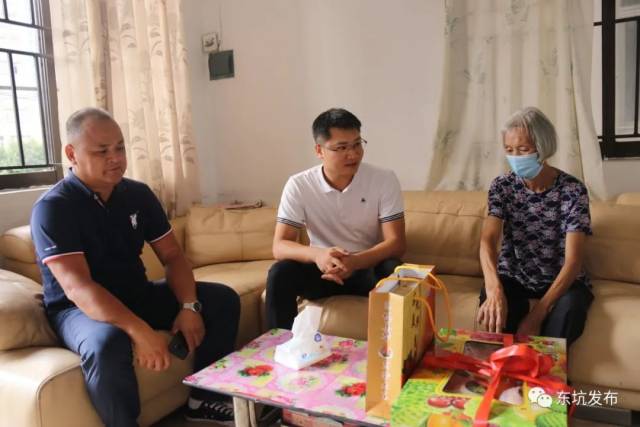 生活|东坑镇领导班子成员深入各村(社区)开展中秋慰问活动