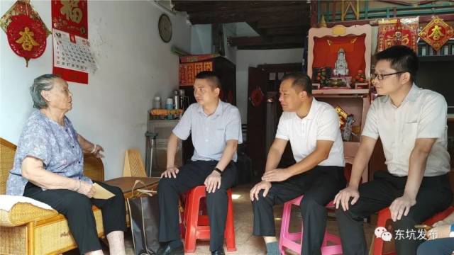 生活|东坑镇领导班子成员深入各村(社区)开展中秋慰问活动