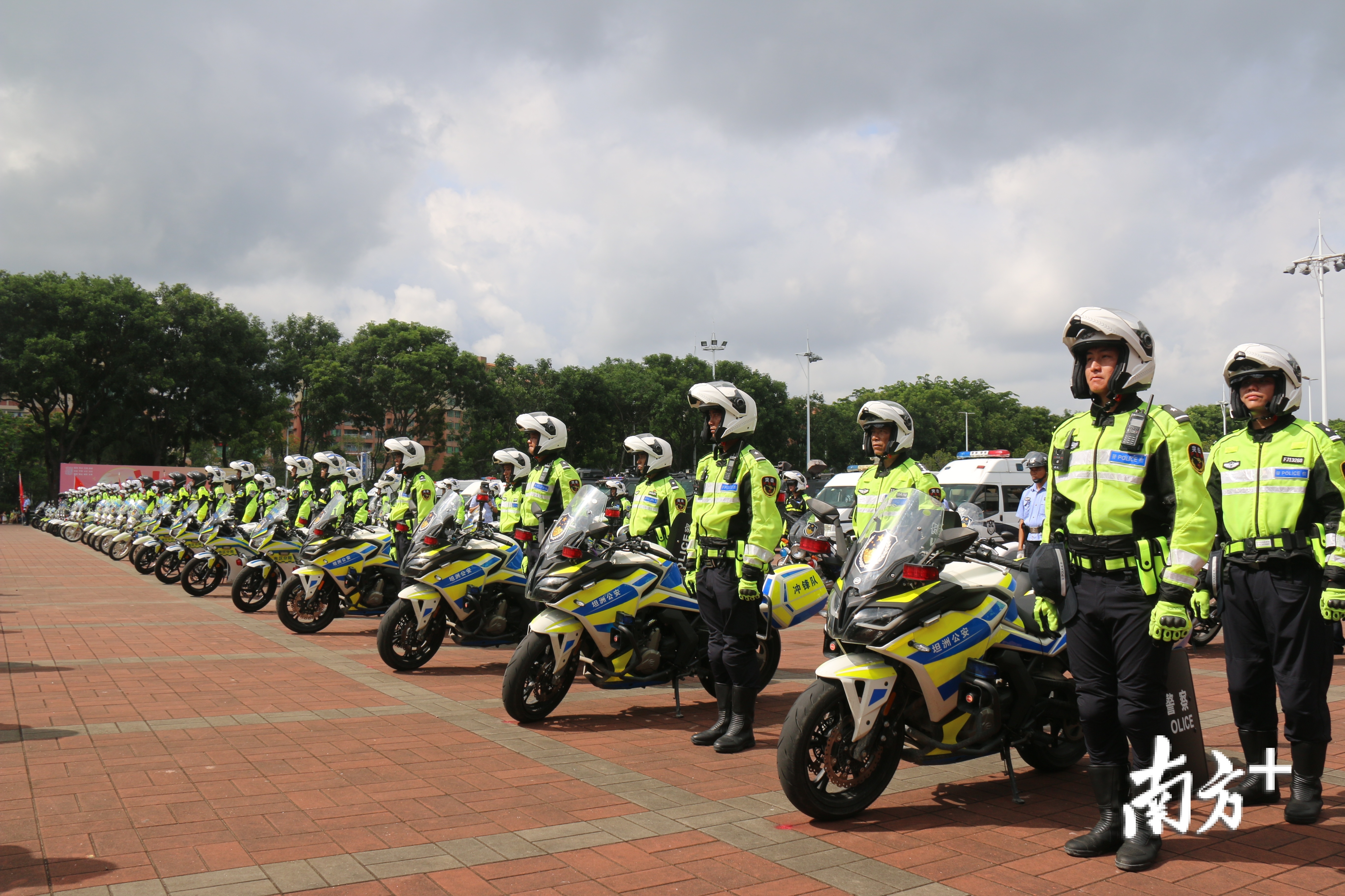 热血中山公安特警组织24个分局开展冲锋队紧急拉动考核