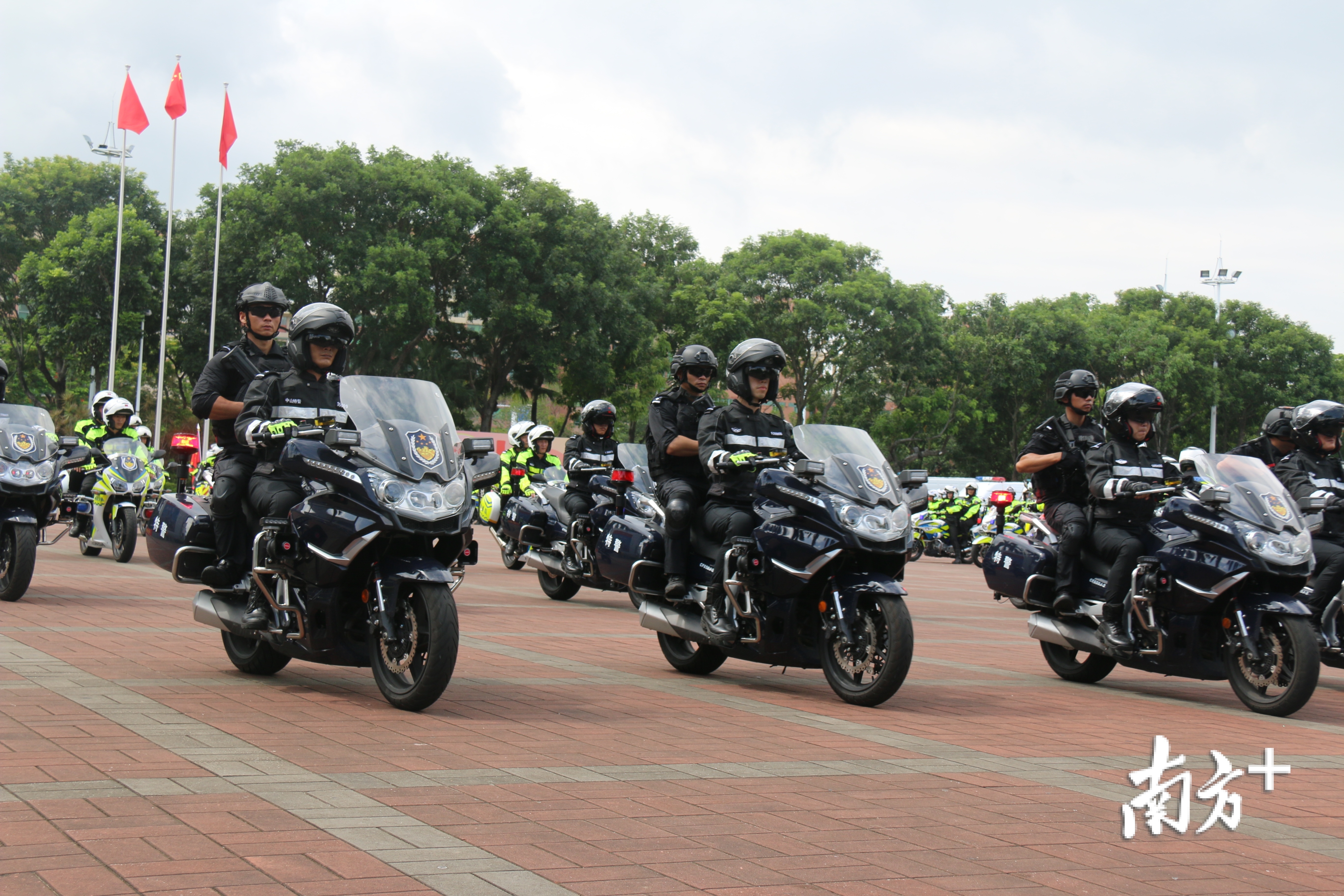 热血中山公安特警组织24个分局开展冲锋队紧急拉动考核