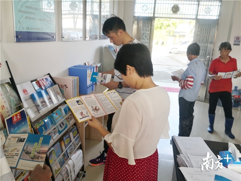 南华村党群服务中心在显眼处放置反邪教宣传资料供群众取阅。南华村提供