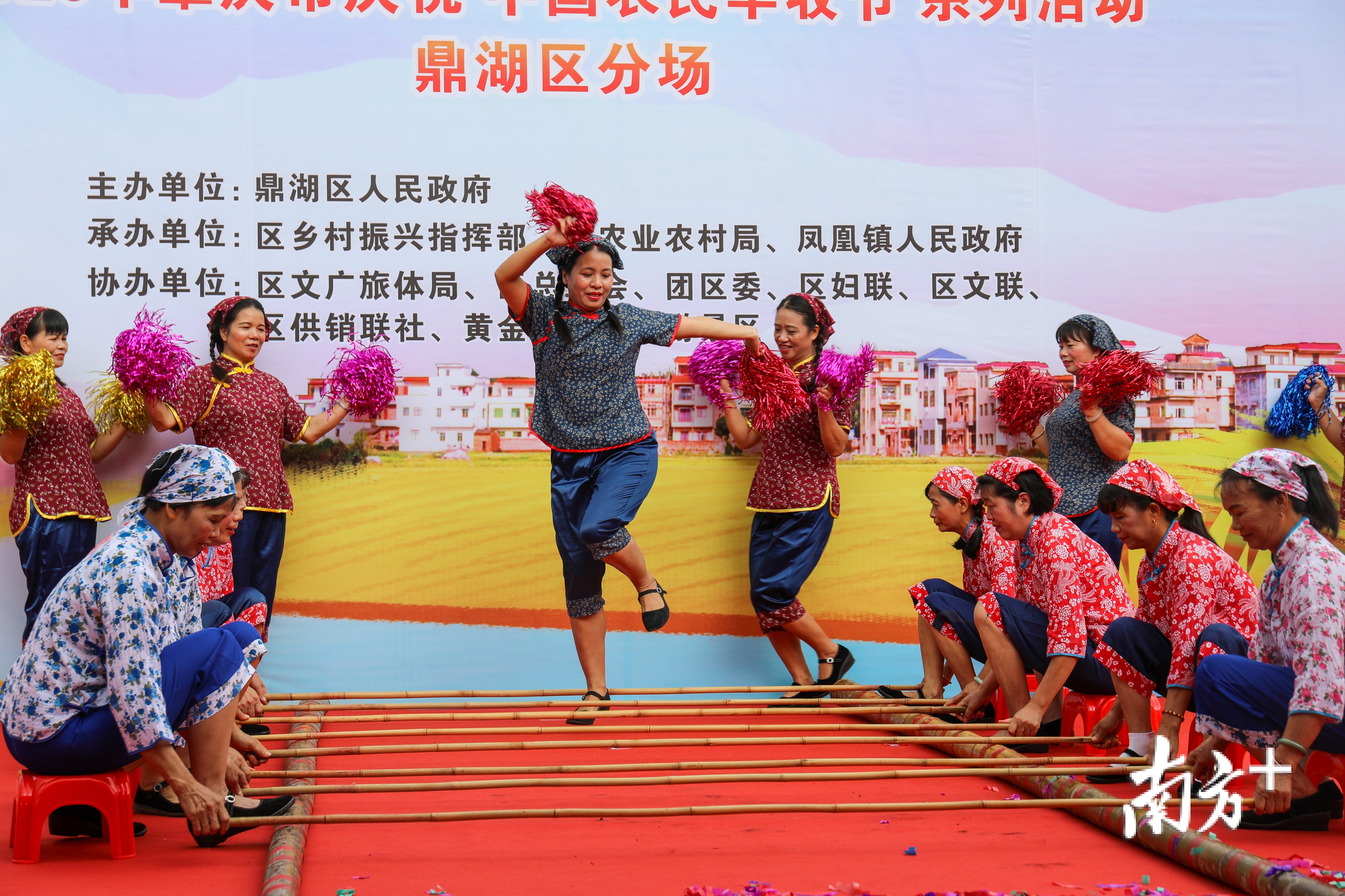 凤凰镇客家人占比达95%以上,风情浓郁的竹竿舞表演赢得阵阵掌声。