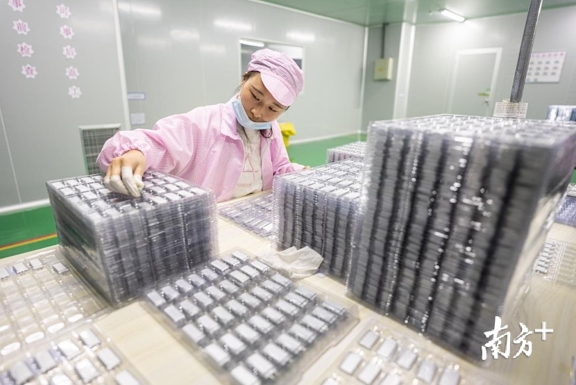 时瑞电源科技发展有限公司员工在生产电池。