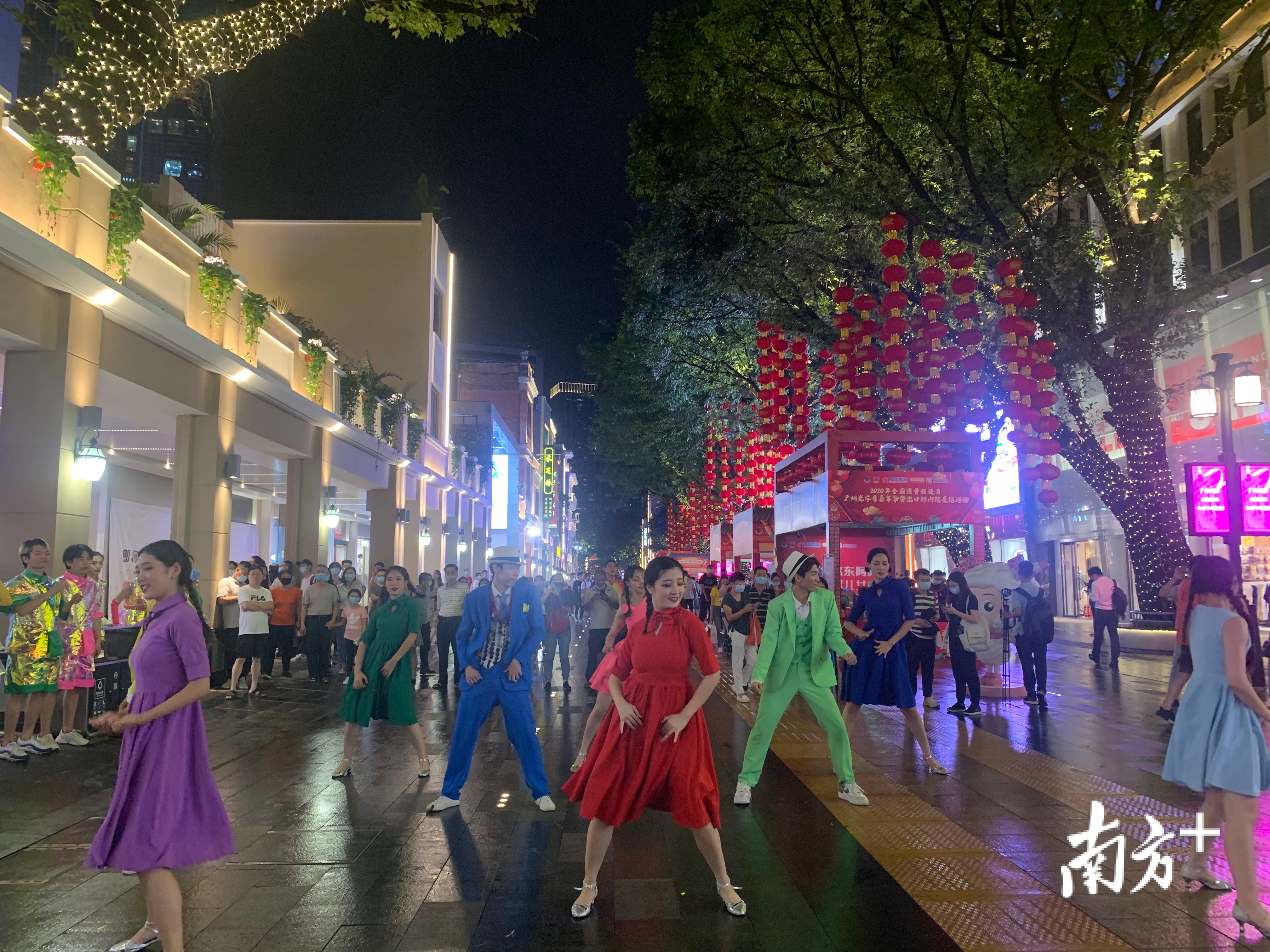 融合动漫元素对街区进行微改造，运用墙面立体3D涂鸦、公共艺术装置等趣味化改造，营造动漫、电竞、二次元文化产业氛围，带动产业提升。