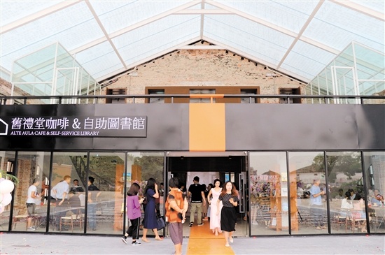 第一书记和村委会干部夯实基层党组织基础，宅群村党支部发挥战斗堡垒作用，为引入的文旅产业提供保障，图为旧礼堂咖啡馆和自助图书馆