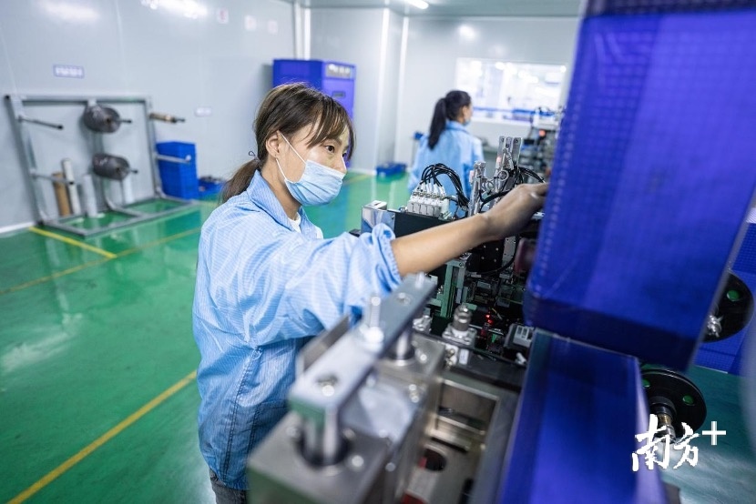 时瑞电源科技发展有限公司员工在生产电池。