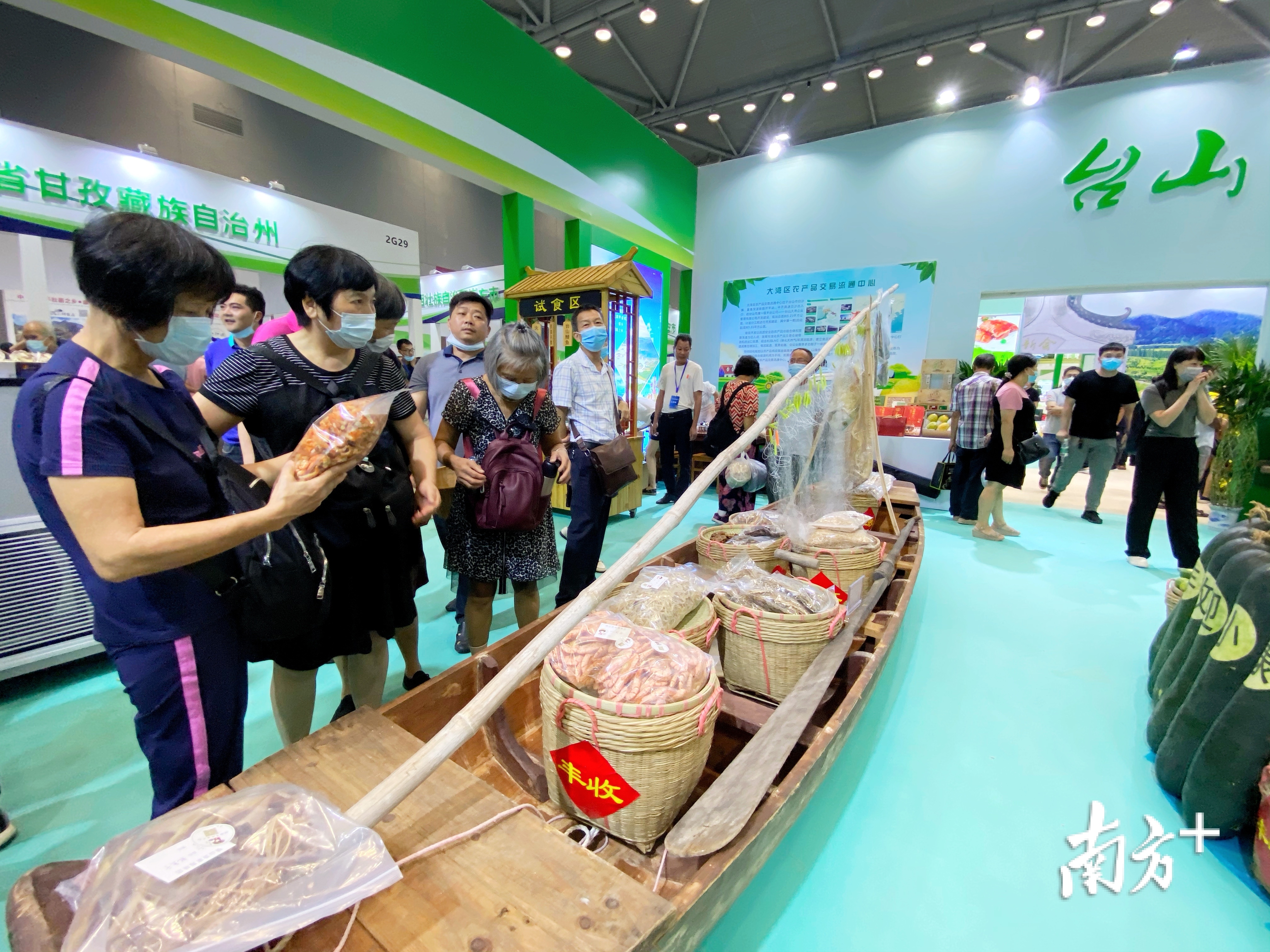 台山展馆内，一艘装载着海鲜干货的木船引起了市民的注意。