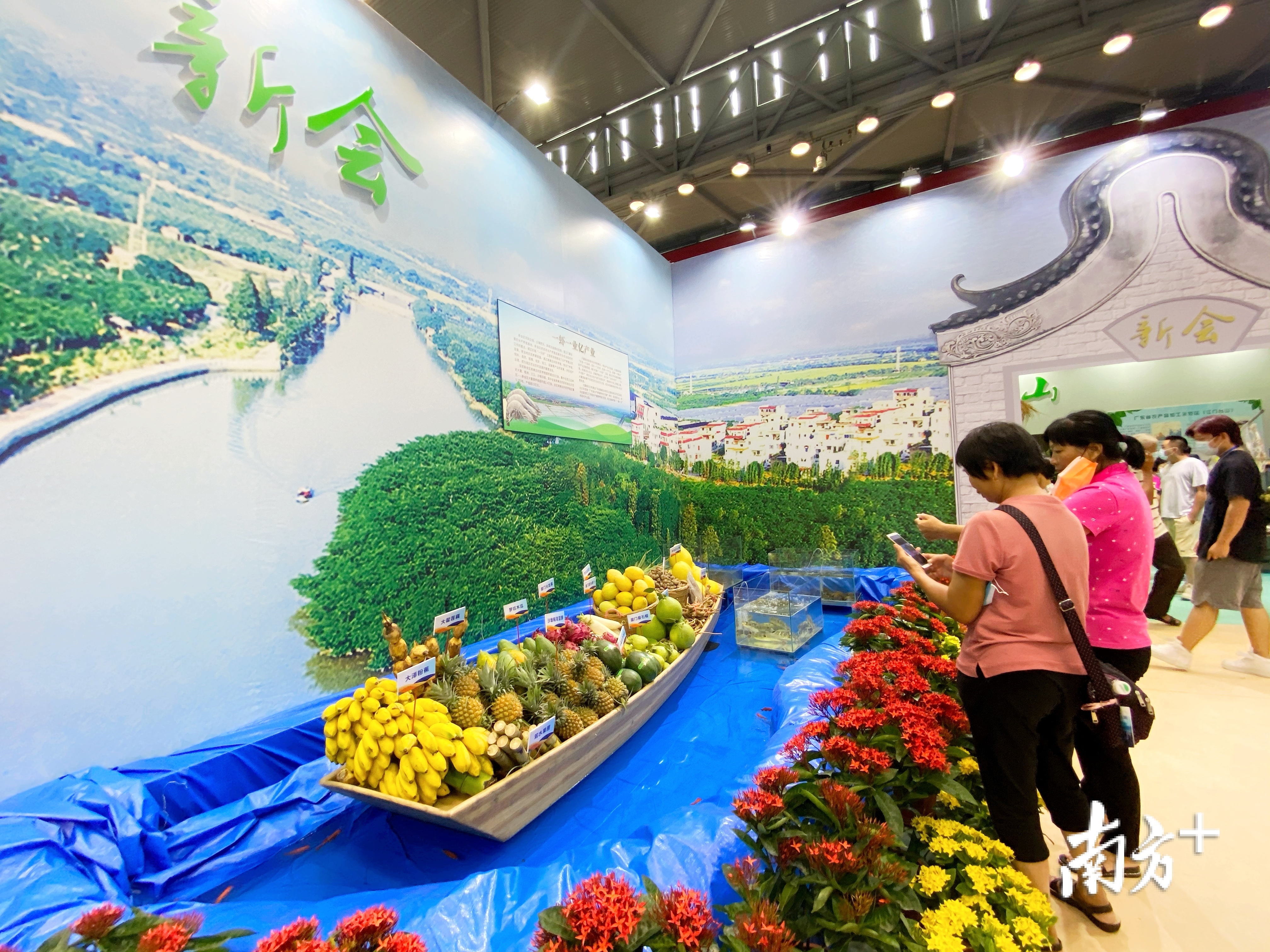 新会区展馆用一艘木船装载了一批特色农产品。
