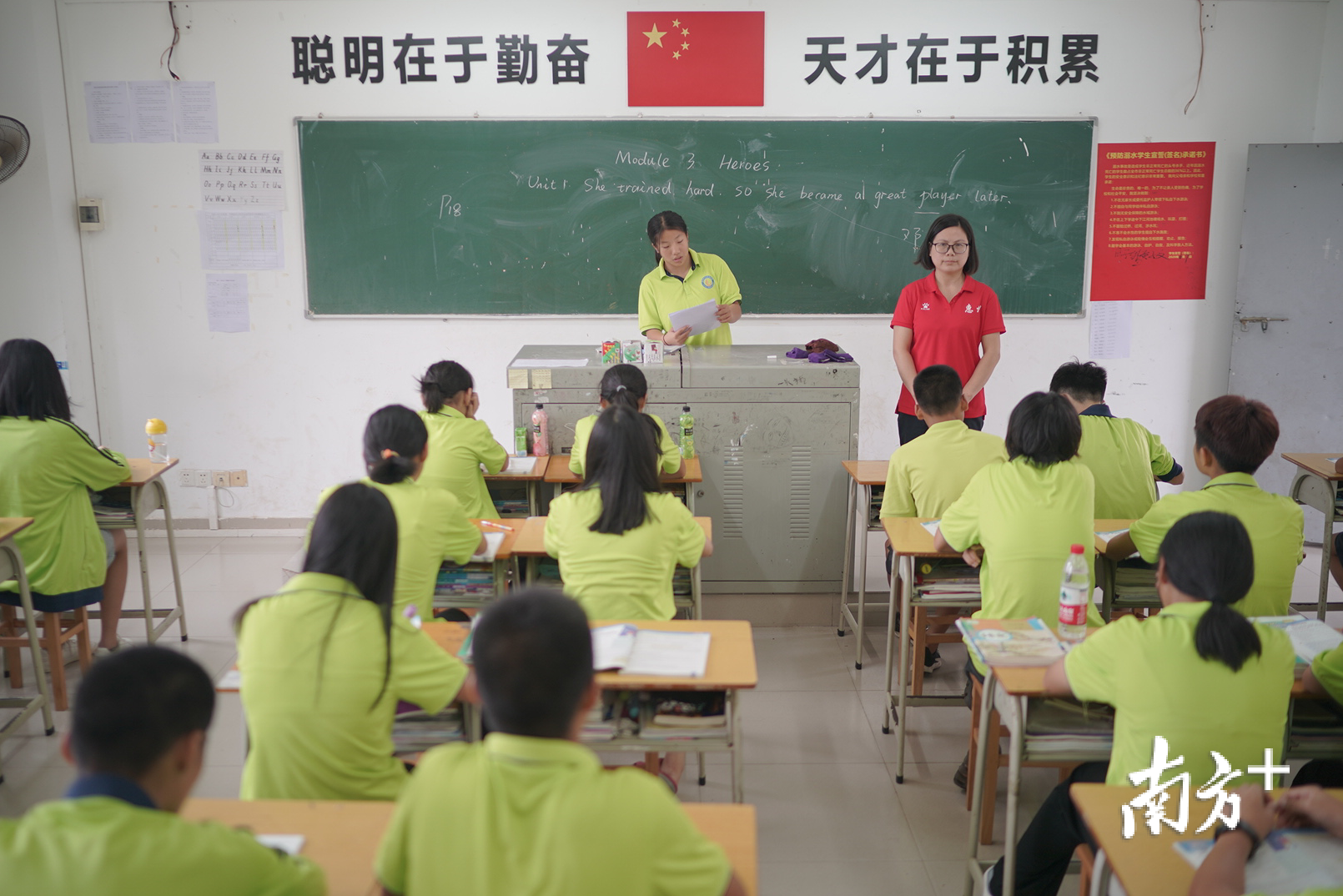 课堂上，学生们认真听讲