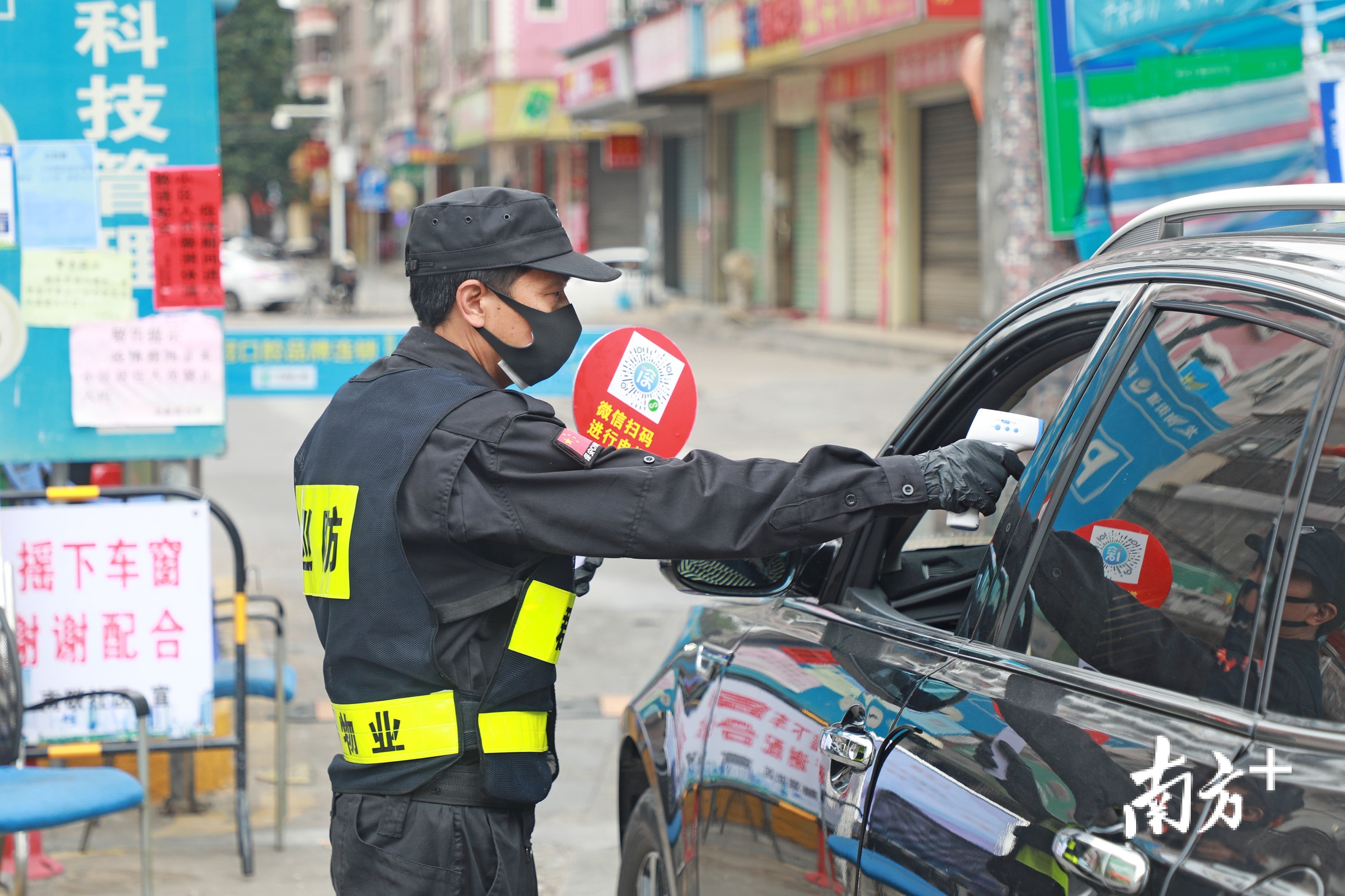 2月27日，深圳市龙岗区罗瑞合小区，工作人员对进入的车辆人员检测体温。记者 朱洪波 摄