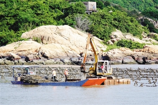 台山市针对广海海龙湾进出海航道违法养殖用海设施开展专项整治行动。