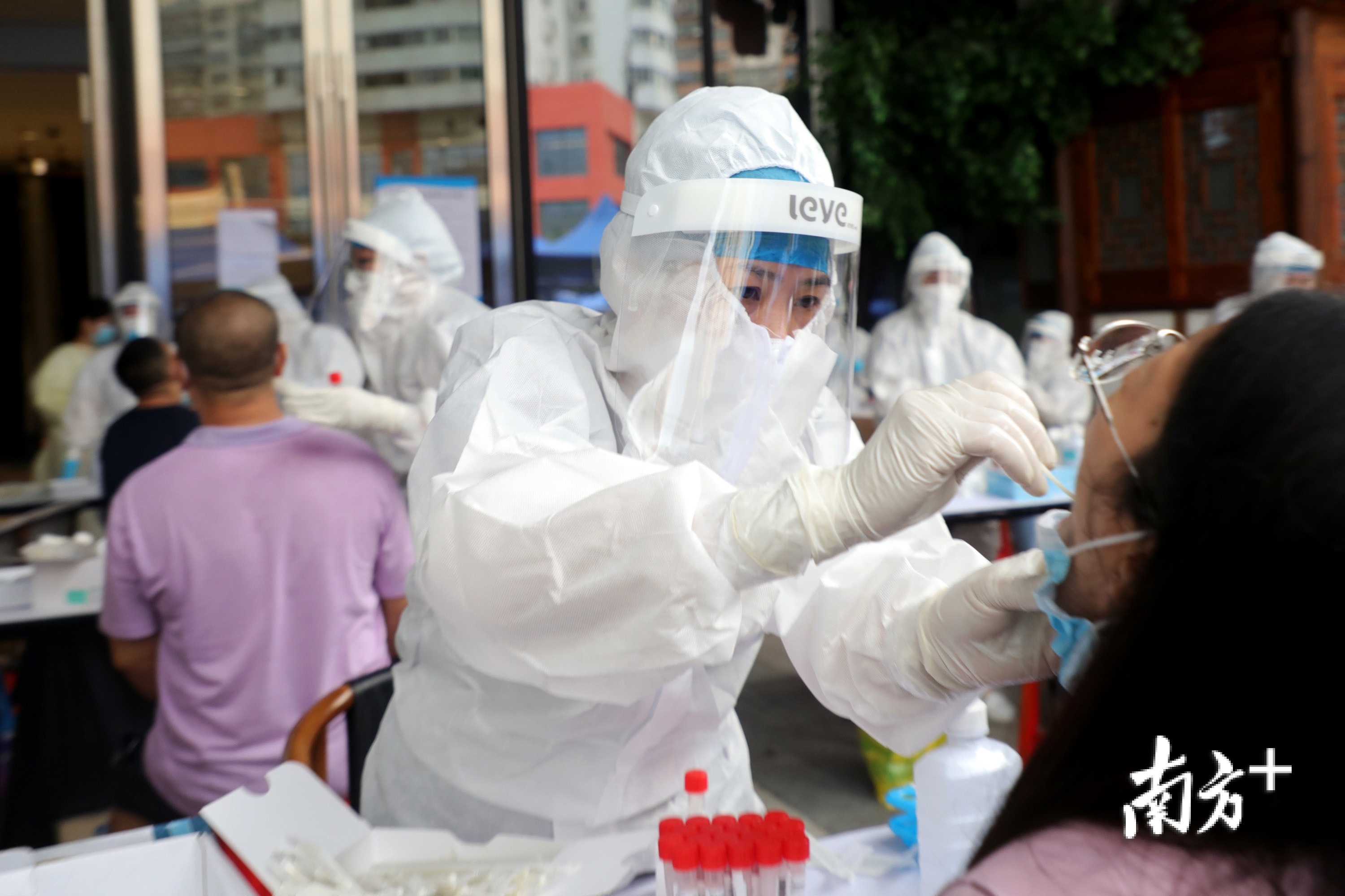 8月，在深圳罗湖水贝盒马鲜生员工确诊为新冠肺炎后次日，深圳组织附近市民开展免费核酸检测。 记者 朱洪波 摄