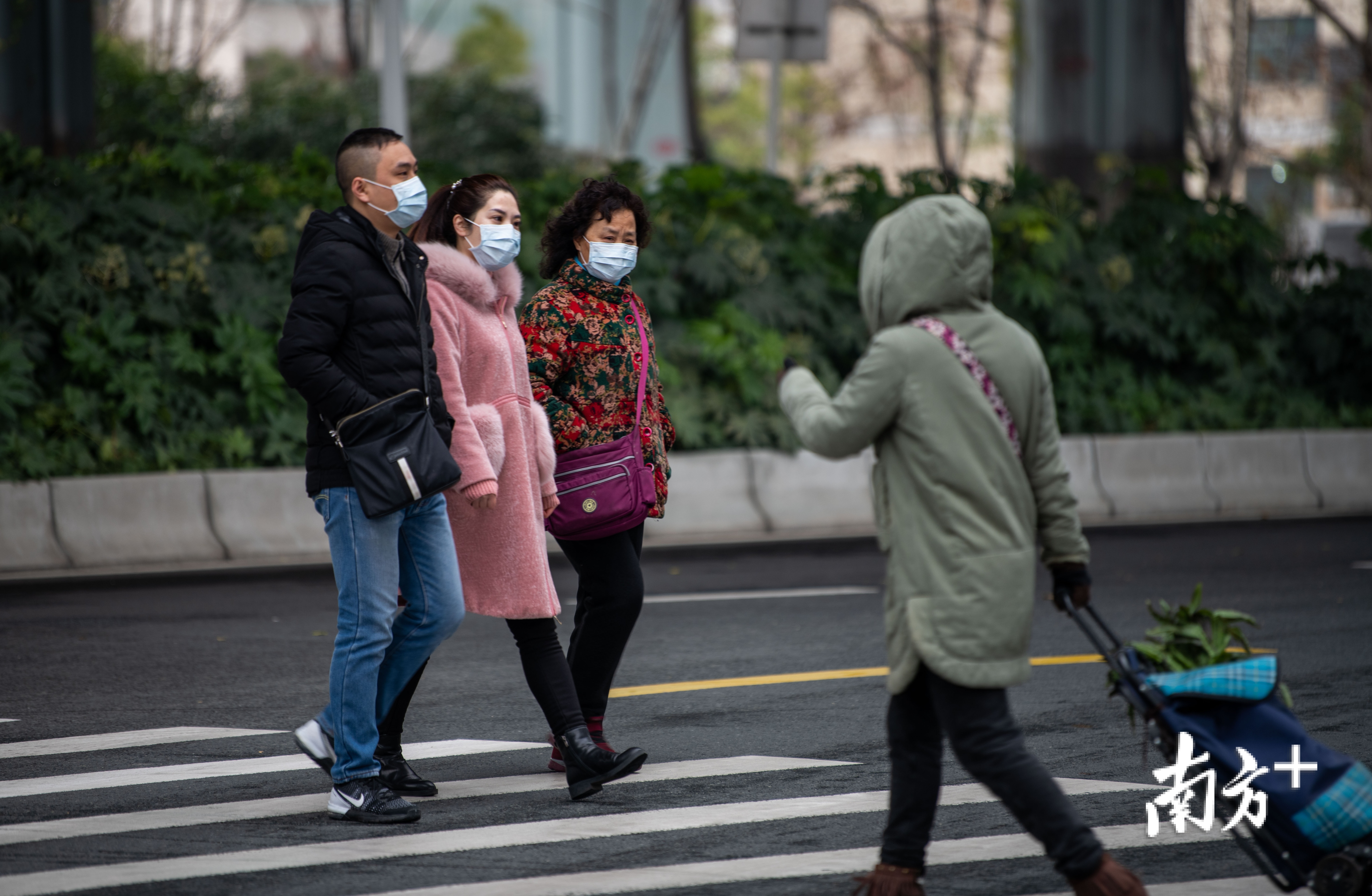街上戴口罩的人群图片图片