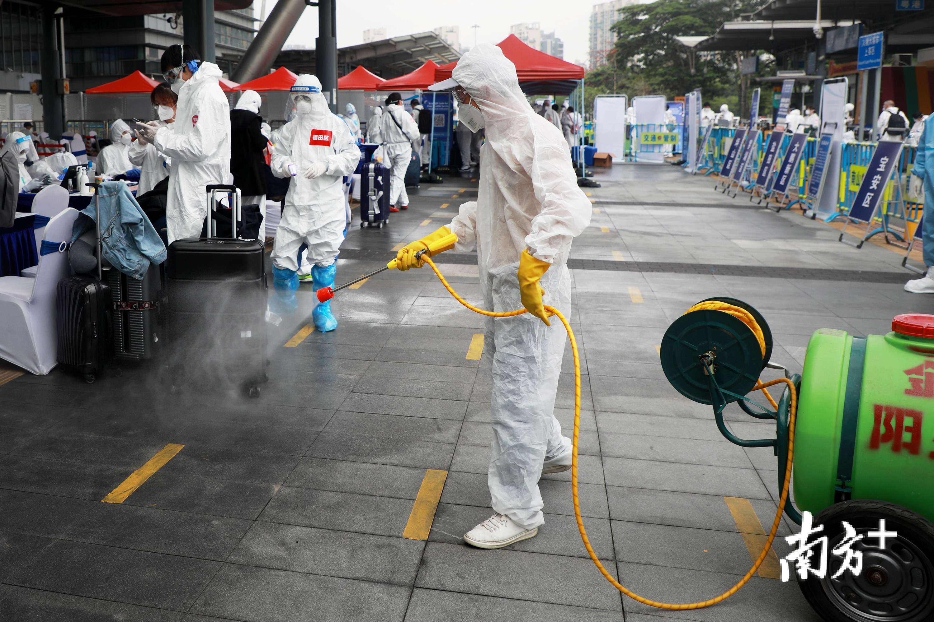 在深圳湾口岸入境旅客集中运送转运点，工作人员加强日常消毒防护。记者 朱洪波 摄