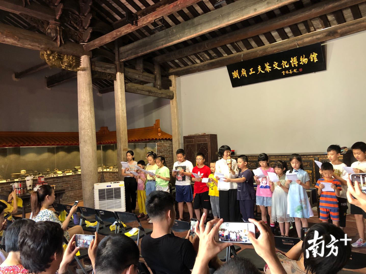 湘桥街道义安社区新时代文明实践站联合潮府工夫茶文化博物馆等开展“传承传统文化 乐唱潮州歌谣”暑期亲子活动。 湘桥街道义安社区新时代文明实践站联合潮府工夫茶文化博物馆等开展“传承传统文化 乐唱潮州歌谣”暑期亲子活动。
