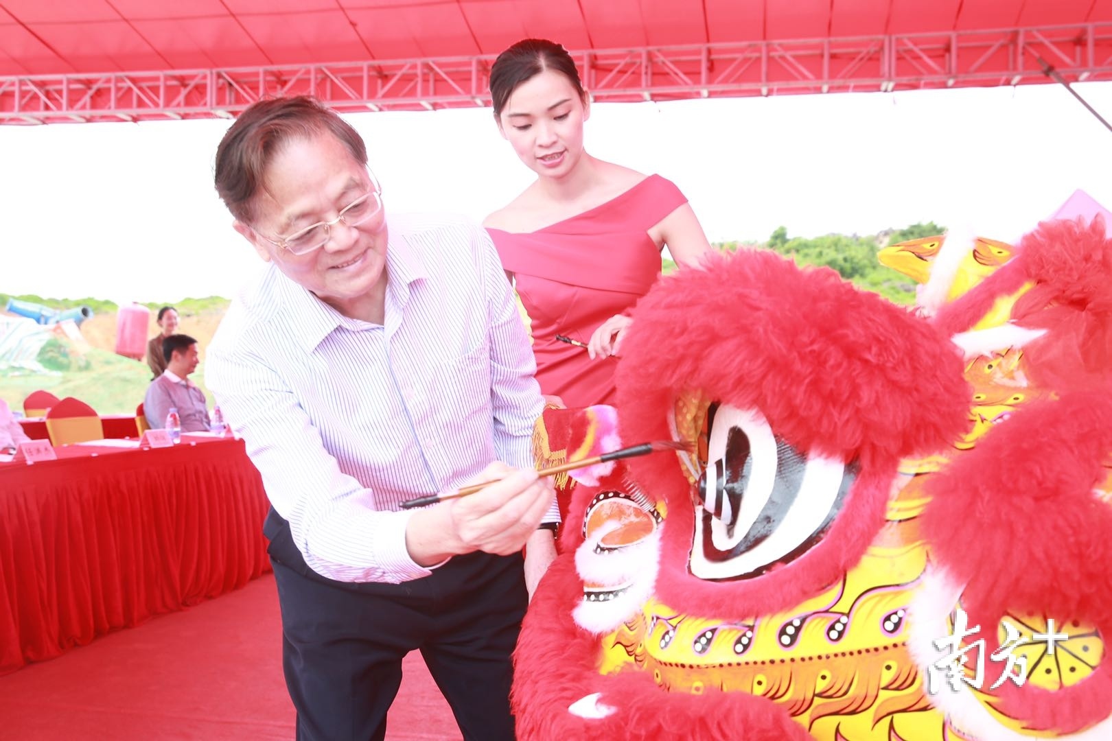 原复旦大学校长王生洪为醒狮点睛 原复旦大学校长王生洪为醒狮点睛
