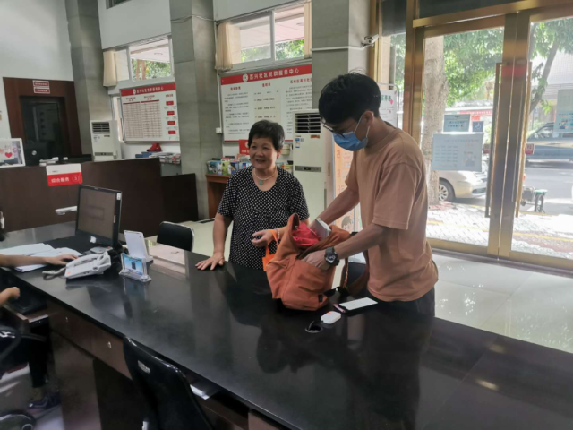 郭婆婆|【岐人·岐事】6旬老人拾金不昧路边等失主,原来已不是第一次~