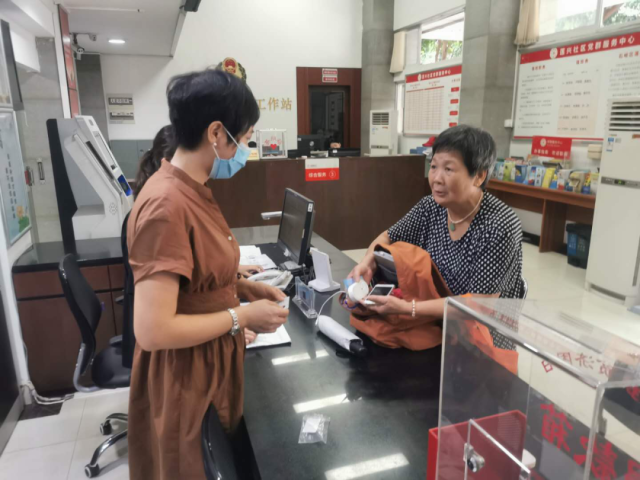 郭婆婆|【岐人·岐事】6旬老人拾金不昧路边等失主,原来已不是第一次~