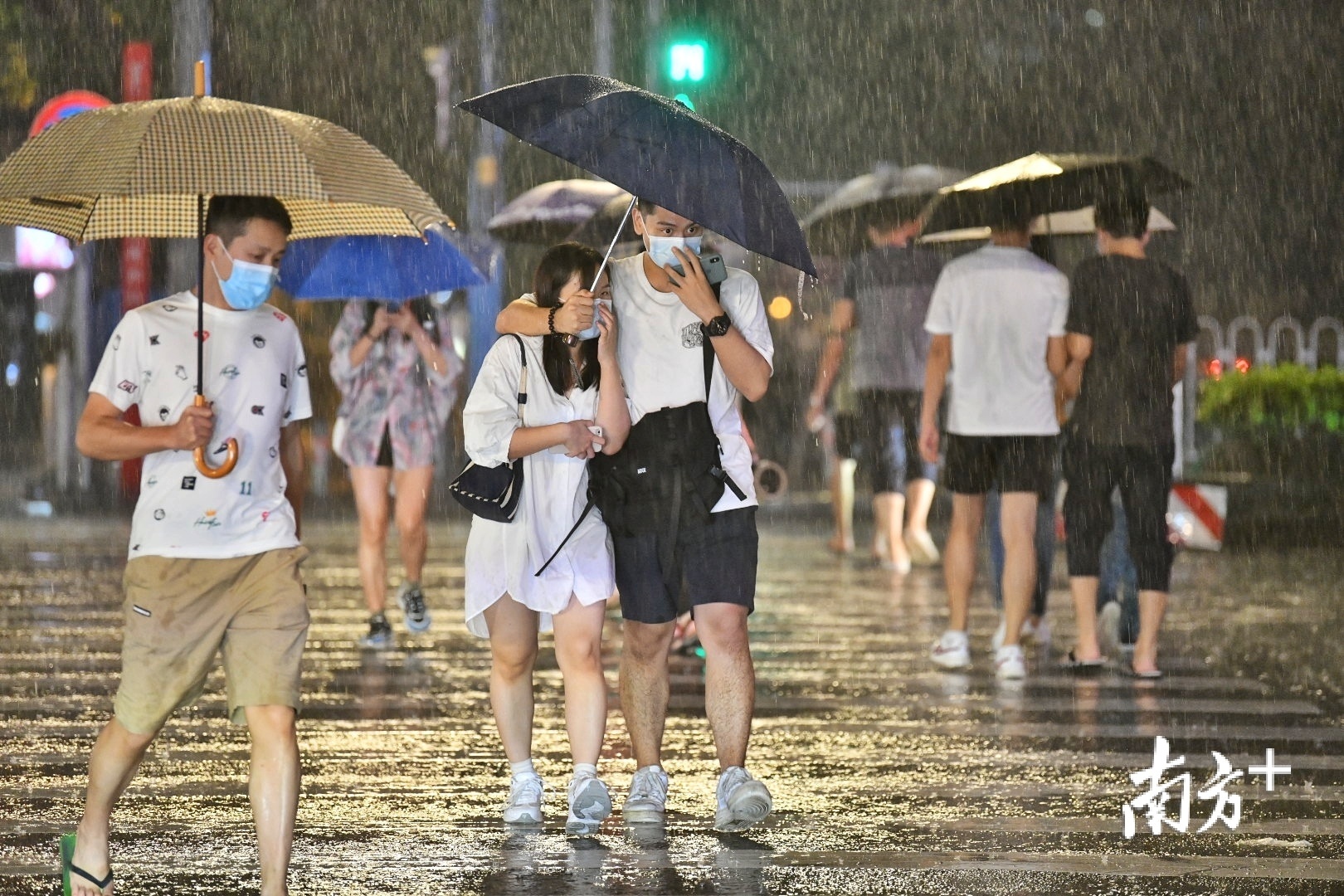 大雨撑伞图片