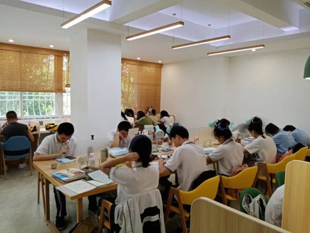 书屋|这个叫“阿嬷”的图书馆开到了社区里