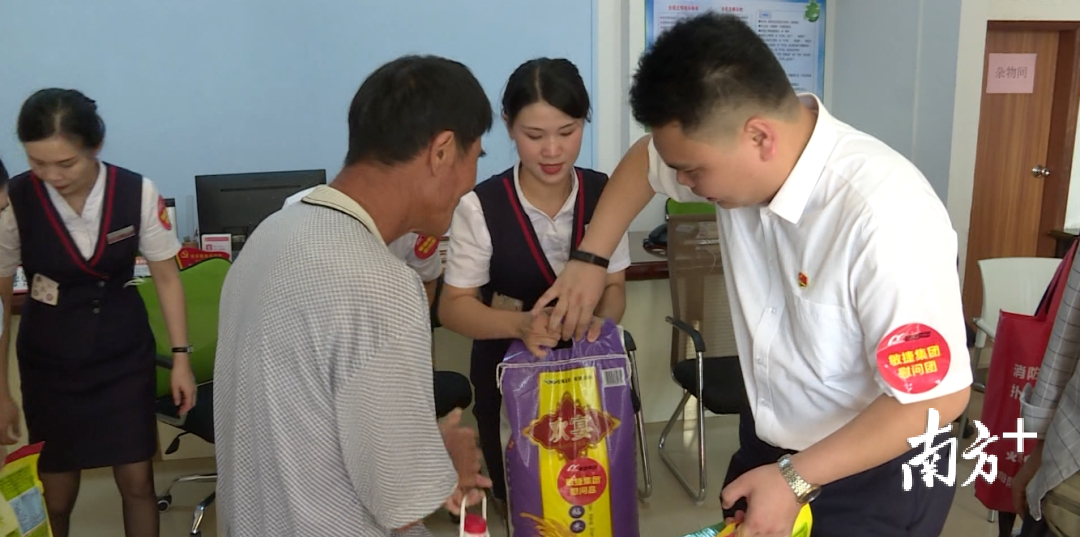 敏捷集团组织员工开展中秋慰问活动。