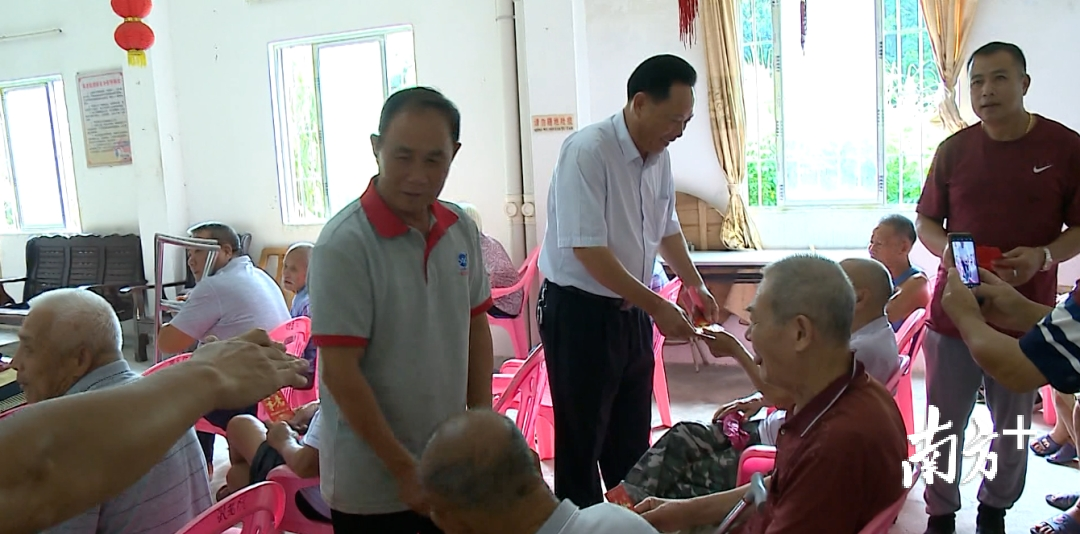 闸坡网箱协会组织部分会员带着慰问品来到海陵敬老院。