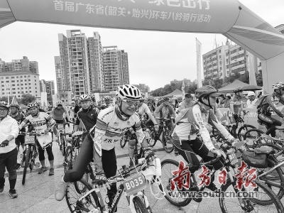随着鸣笛声响起，骑手从起点出发。范永敬 摄