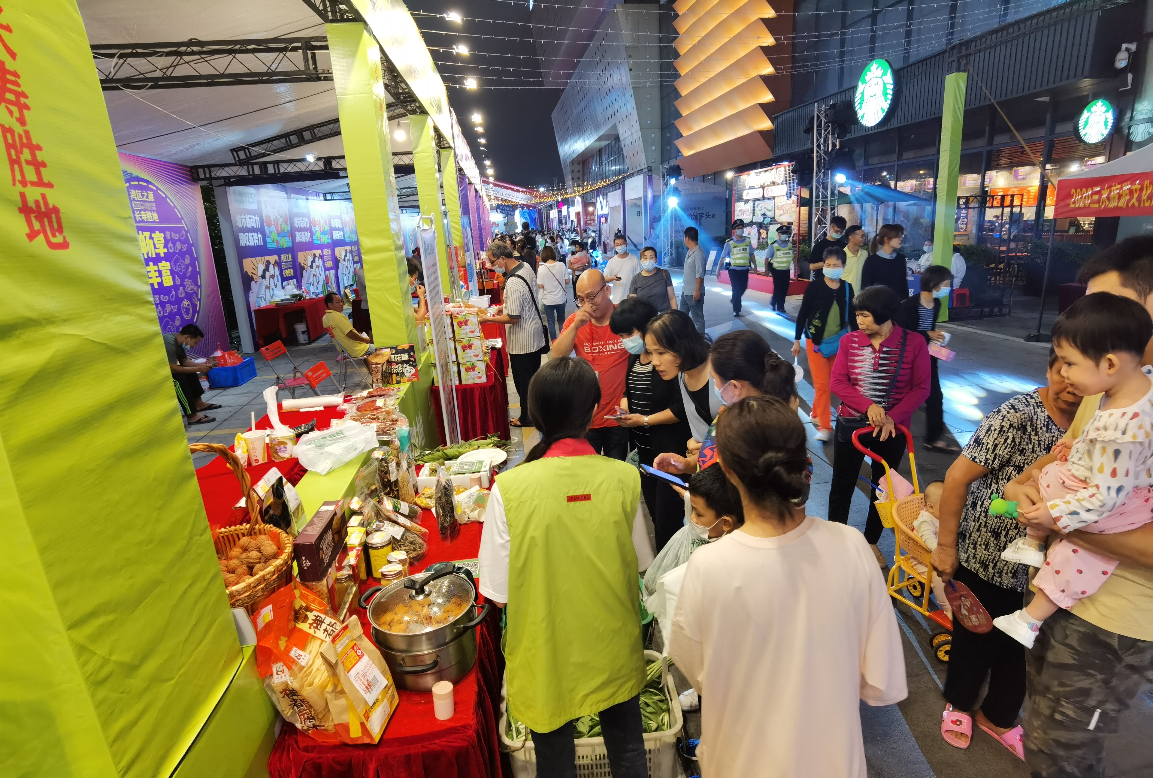 三水农民丰收节农产品专区吸引了许多市民。张秀蓝 摄 三水农民丰收节农产品专区吸引了许多市民。张秀蓝 摄