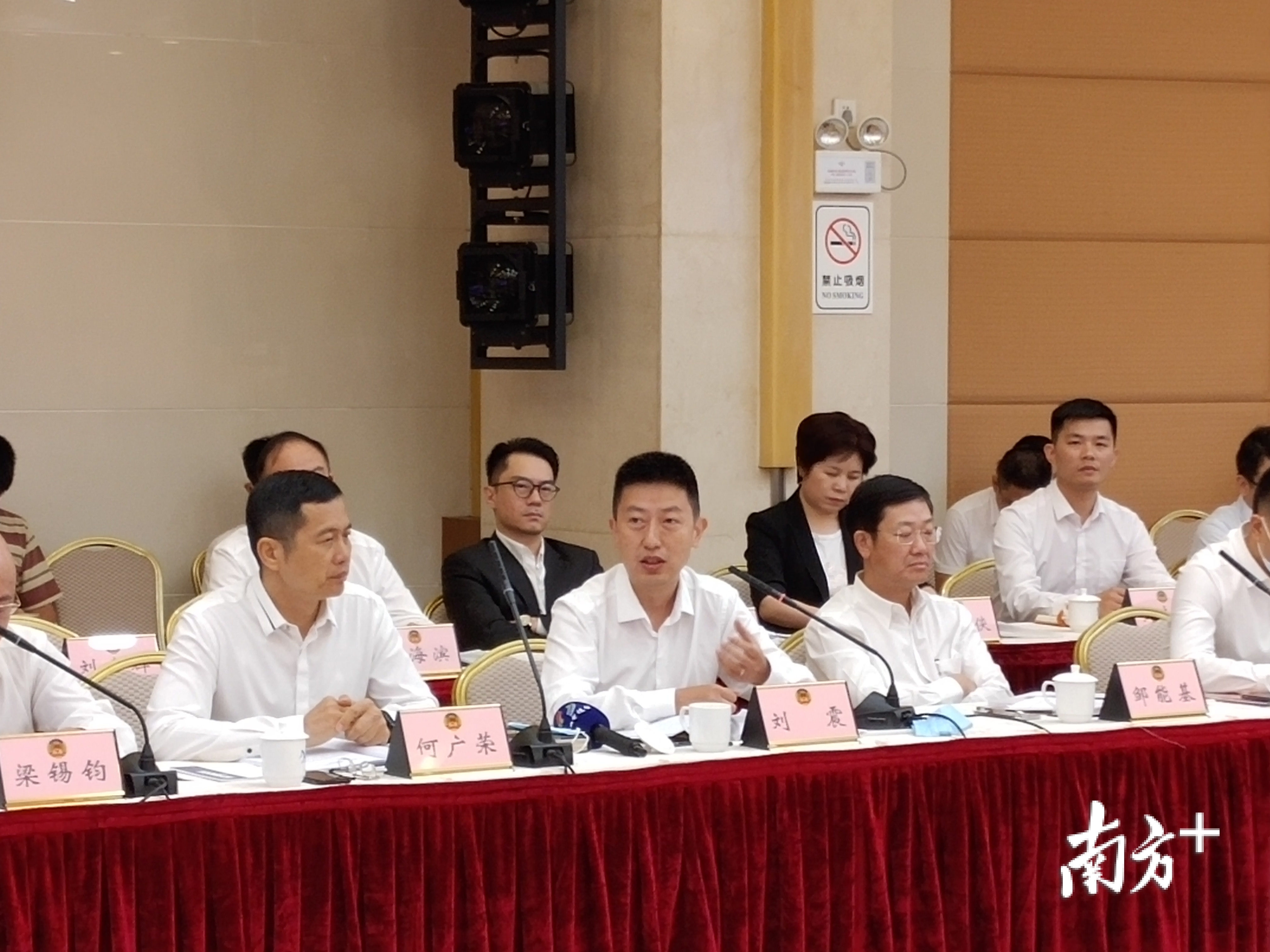 与会企业代表（广东博智林机器人有限公司副总裁刘震）在座谈会上与朱伟市长交流。