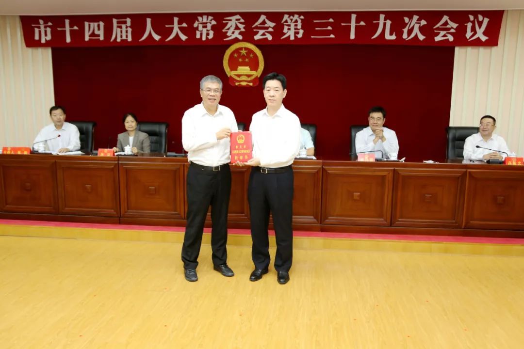 邓小杰代表市人大常委会组成人员为陈少荣颁发任命书。 邓小杰代表市人大常委会组成人员为陈少荣颁发任命书。