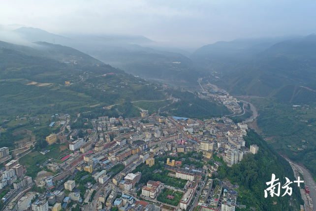 美姑县城。